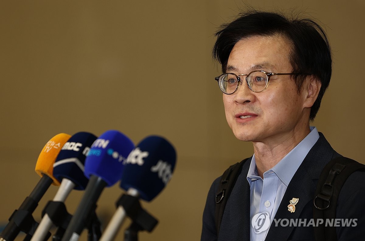 Industry minister says AI transformation key to survival of medium-sized enterprises