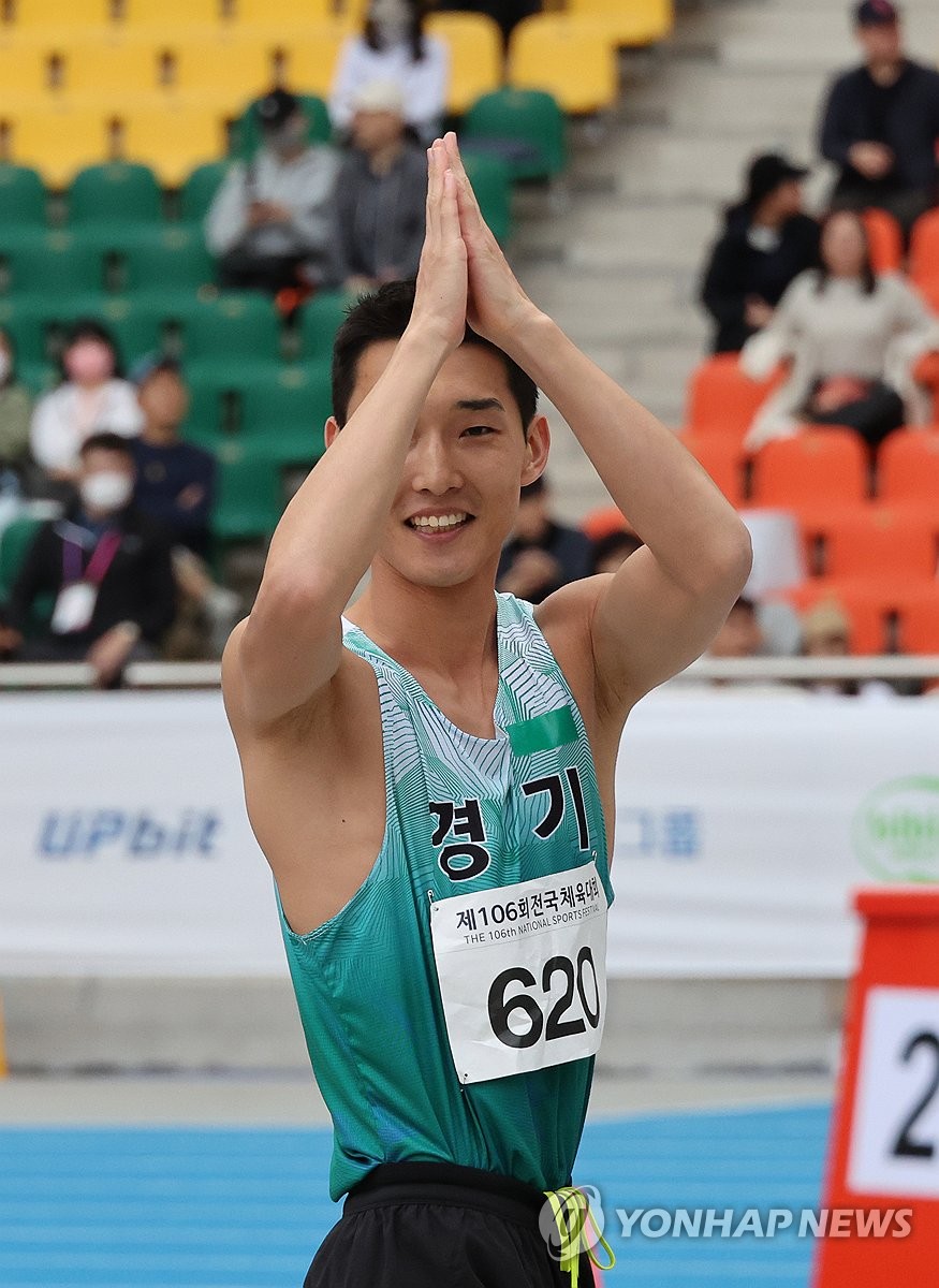 아쉬움을 전하는 우상혁