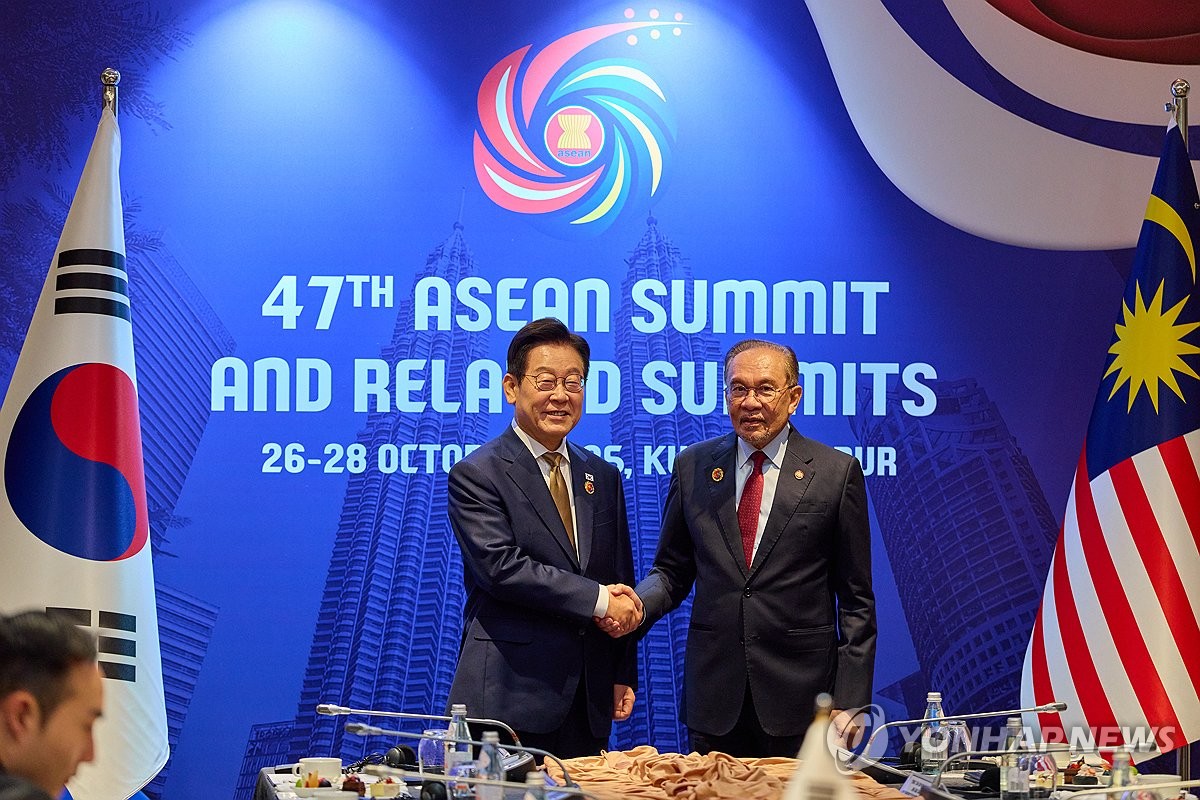 Lee, Malaysia PM hold summit talks, clinch free trade deal