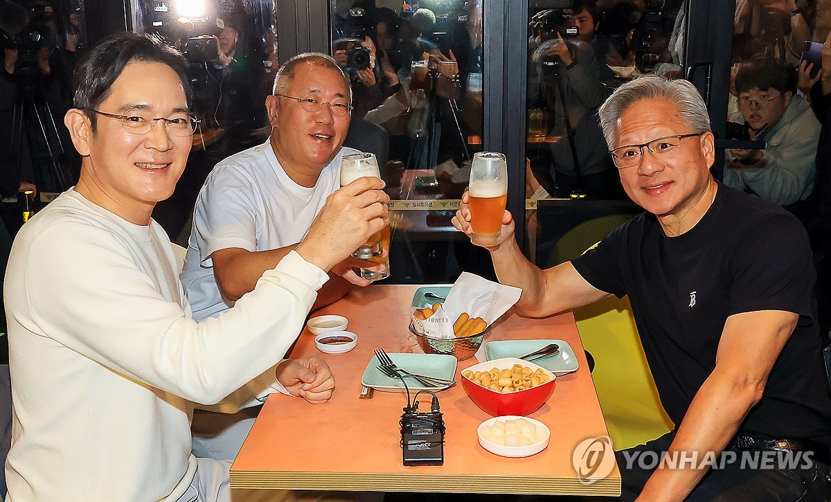 Samsung Electronics Chairman Lee Jae-yong (L) poses for a photo with Hyundai Motor Group Executive Chair Euisun Chung (C) and Nvidia Chief Executive Officer Jensen Huang at a fried chicken chain in Seoul on Oct. 30, 2025. (Pool photo) (Yonhap)