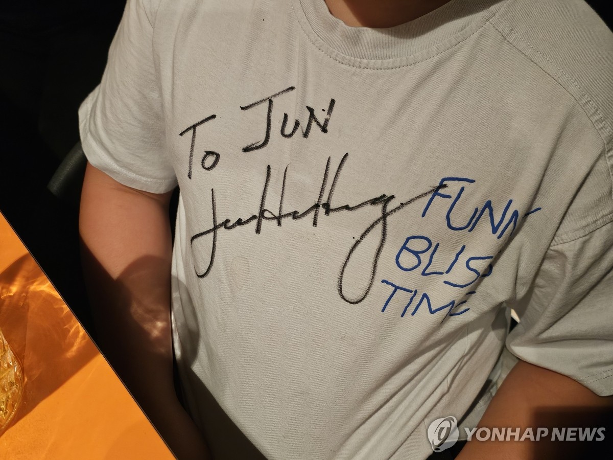 젠슨 황의 사인받은 어린이