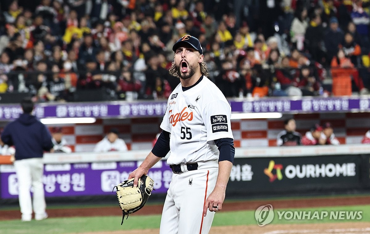 마운드 내려가며 환호하는 한화 와이스