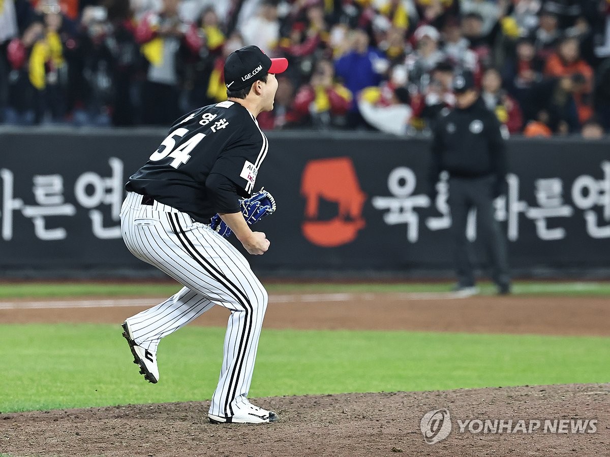 3차전 아픔 딛고 4차전 세이브…LG 유영찬 내일도 던지고 싶다