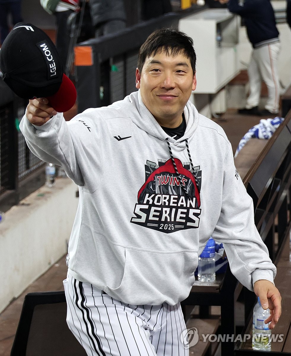 인사하는 김현수