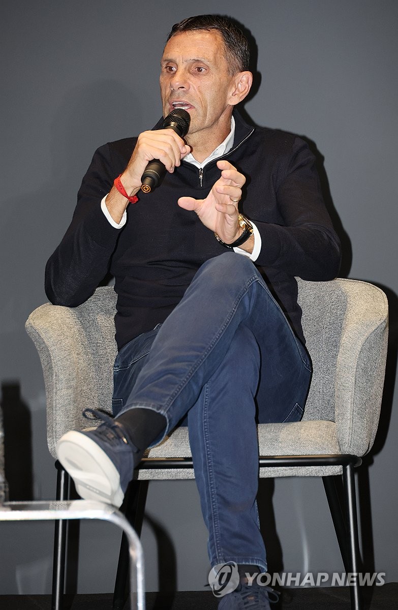 인터뷰하는 거스 포옛 감독