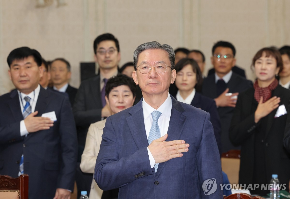 국기에 경례하는 정성호 장관