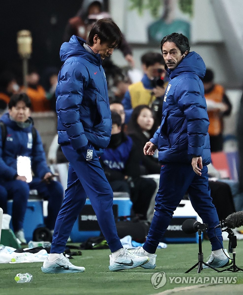 경기 지켜보는 홍명보 감독