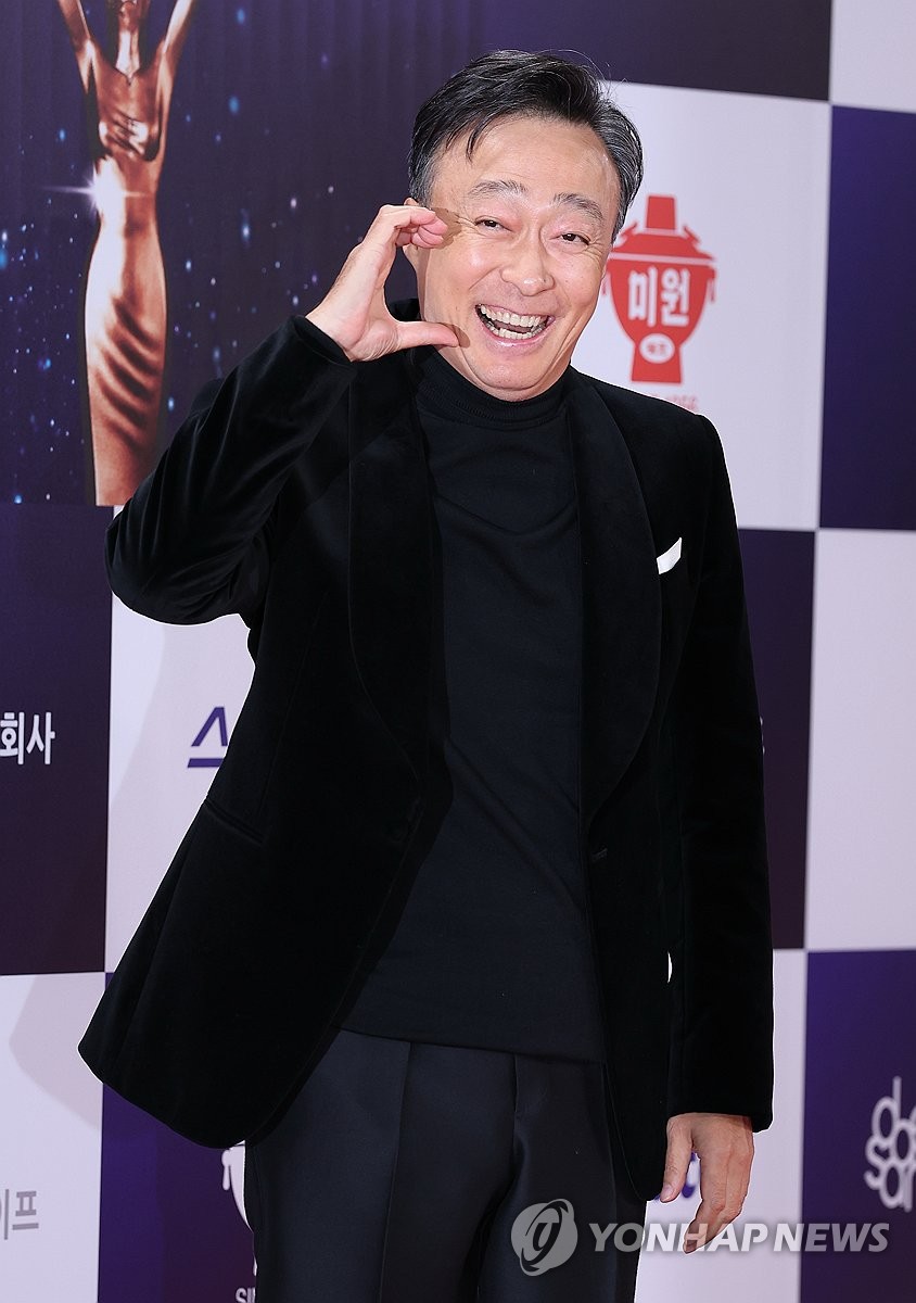 포즈 취하는 이성민