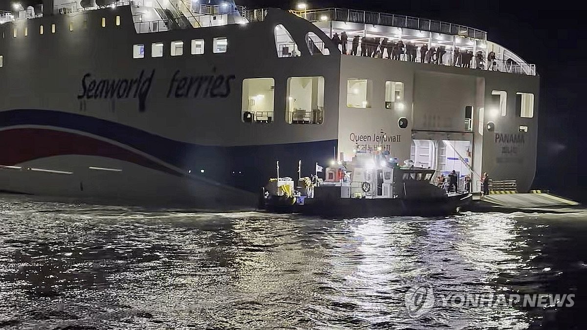 해경, 좌초된 여객선서 탑승객 구조 작업