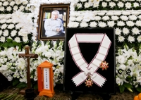 韓国俳優イ・スンジェさんの告別式しめやかに　最高齢役者と涙の別れ　