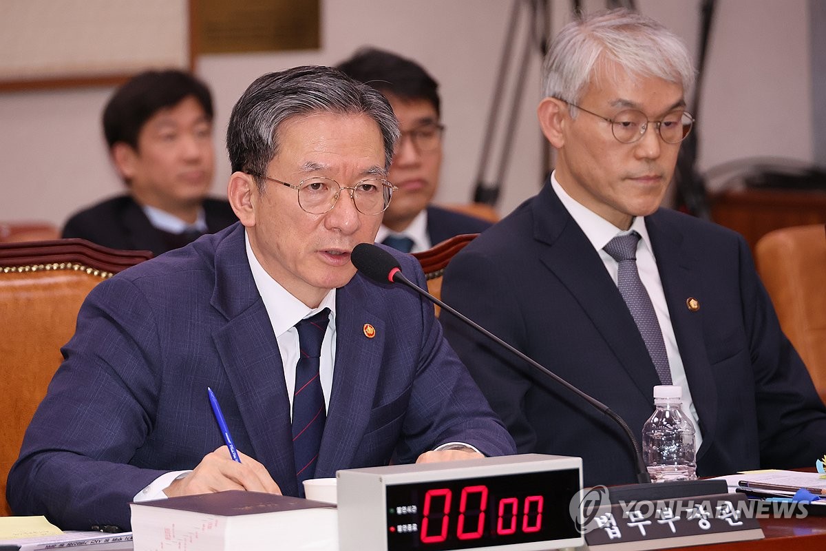 답변하는 정성호 법무부 장관