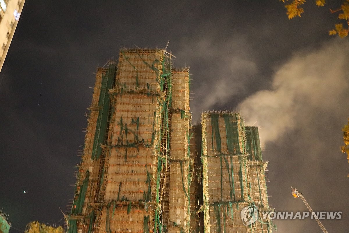 대형 화재 발생한 홍콩 아파트 단지 측면