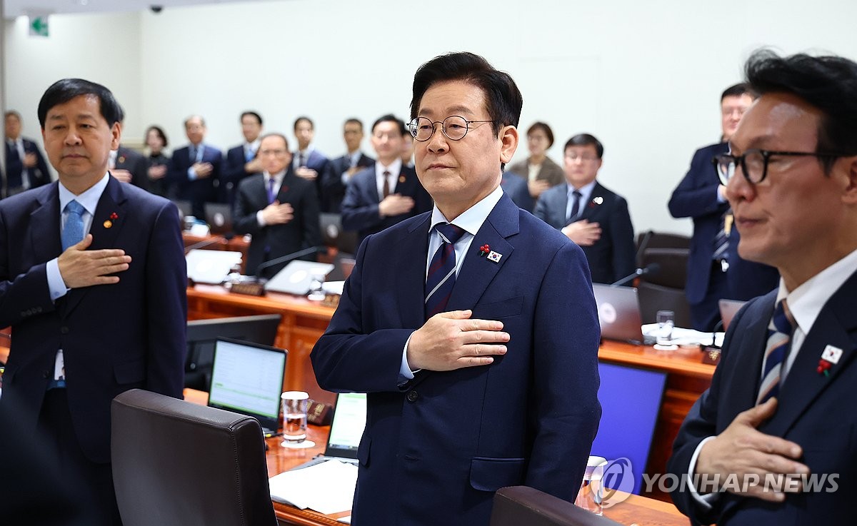 국기에 경례하는 이재명 대통령