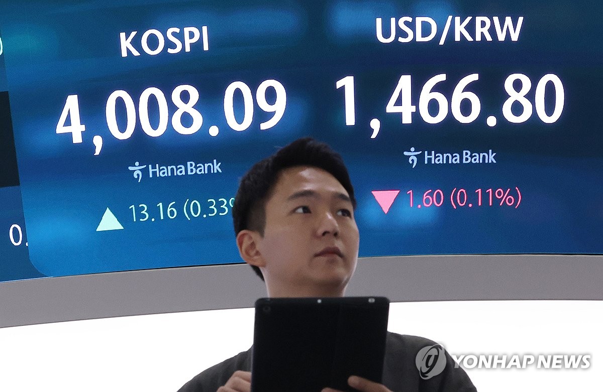Seoul stocks extend gains late Wed. morning on techs, autos