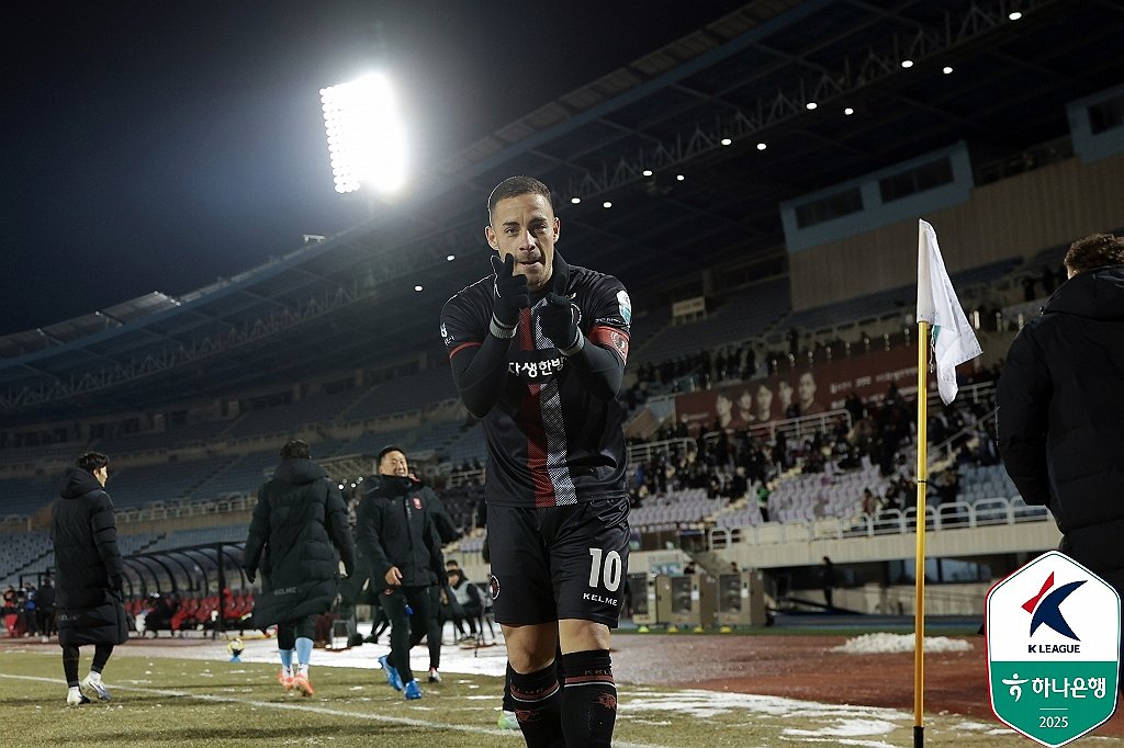 K리그2 부천, 승강PO 1차전서 수원FC 1-0 격파…