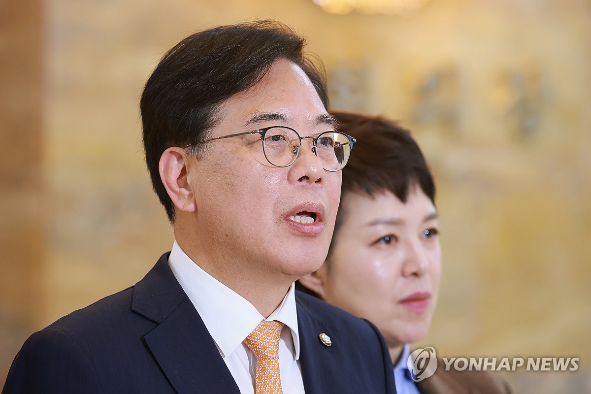 필리버스터 도중 정회된 본회의 관련해 발언하는 송언석 원내대표