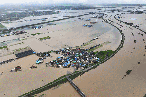  2 dead, about 1,000 evacuated as torrential rains hit central regions