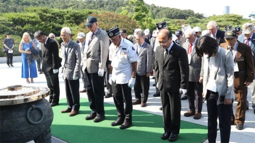 '전우들을 위한 묵념'…현충탑 참배하는 참전용사들