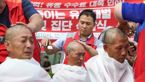 "유통 수수료 대폭 인하하라!"…유통재벌 규탄 집단 삭발식