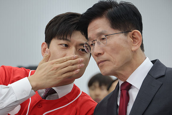 선거운동 첫주 내내 '尹탈당' 논란 수렁…김문수 지지율 '비상'