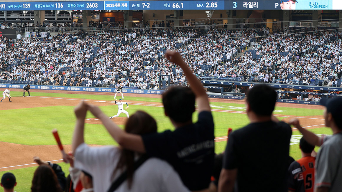 '뜨거운 응원 열기'…62일 만 홈경기 열린 창원NC파크