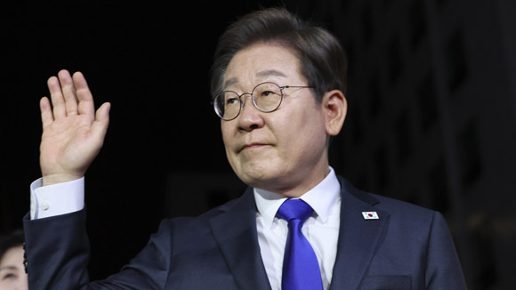 시민들에게 인사하는 이재명 후보