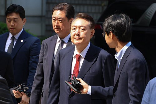 대선 이후 첫 포토라인 지나는 尹…오늘 내란 혐의 6차 공판