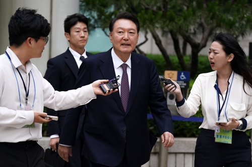 尹, 취재진에 "좀 빠져주실래요"…특검 질문엔 침묵