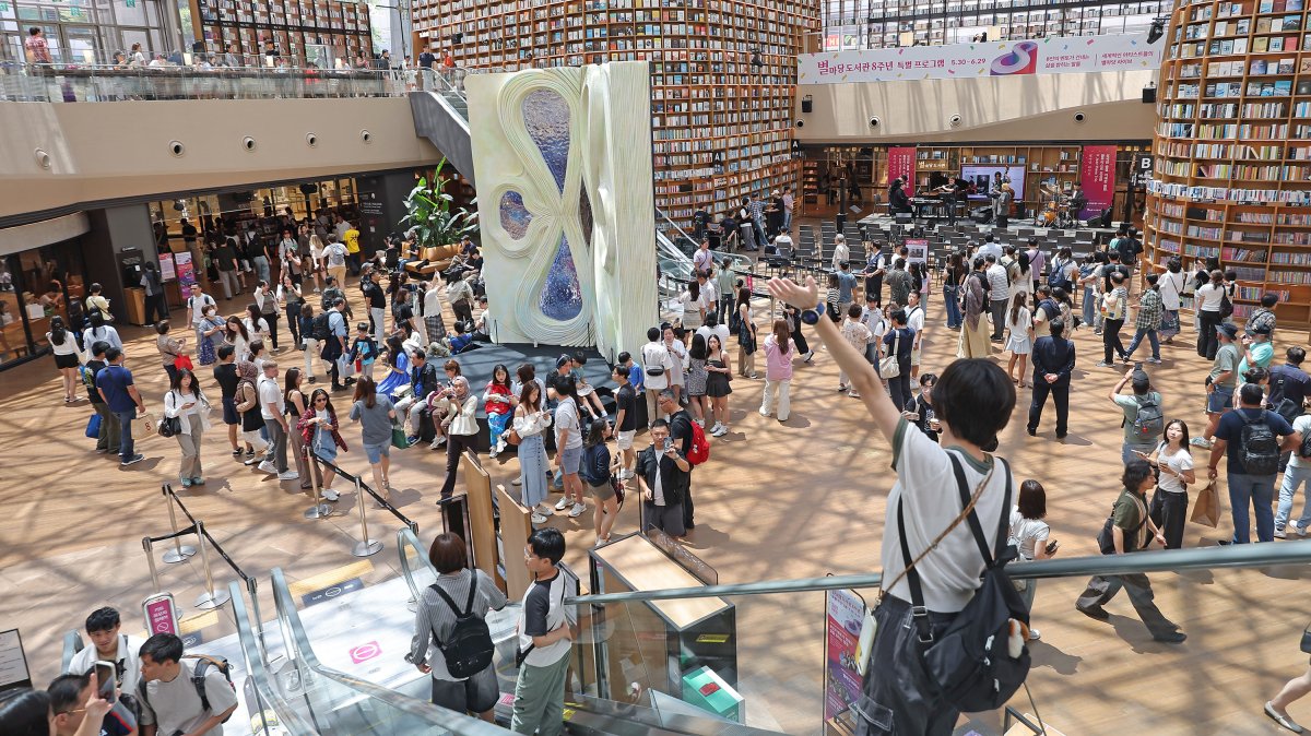 더운 주말, 실내 나들이…코엑스 별마당도서관