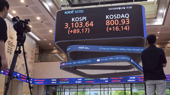 코스피 3년9개월만 3,100선 돌파