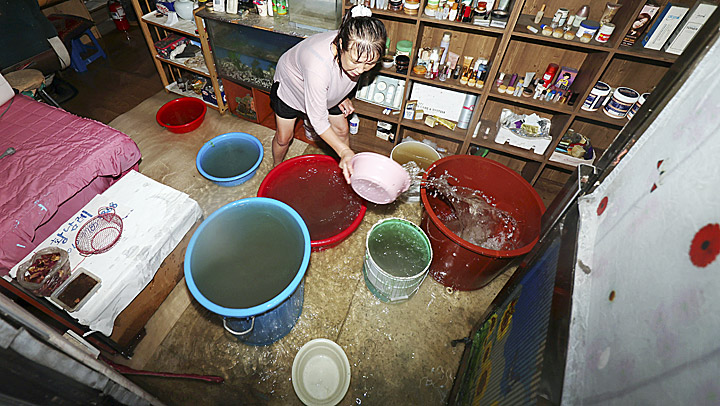 불어난 빗물, 침수된 상가