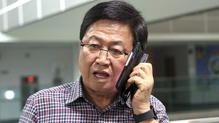 통화하는 최교진 교육부 장관 후보자