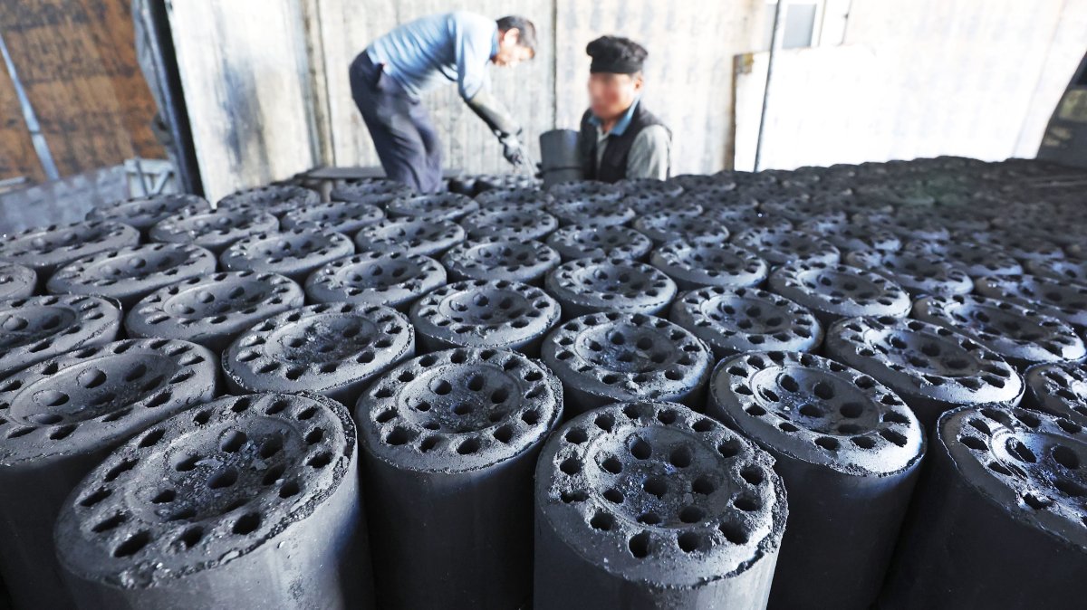 '쌀쌀해진 날씨'…분주한 연탄보급소