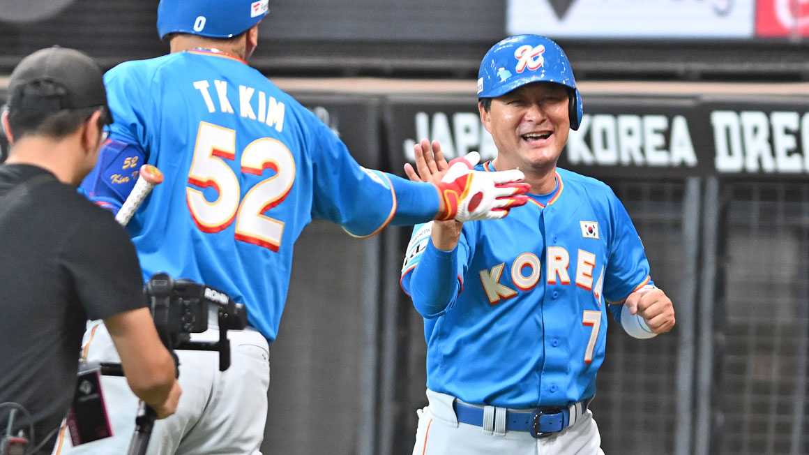 득점 후 기뻐하는 이종범…한일 드림 플레이어즈 게임