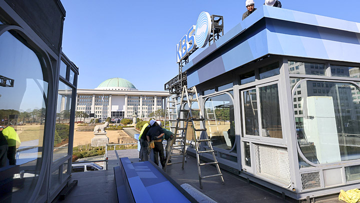 비상계엄 사태 1년 앞두고 방송사 국회 부스 설치 
