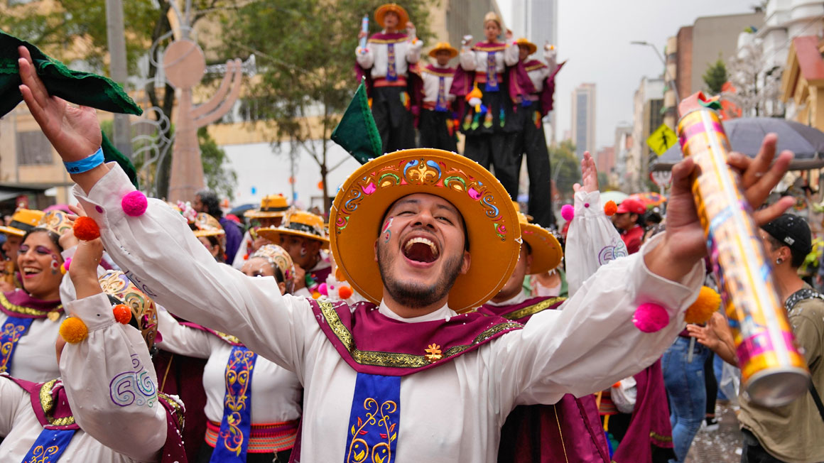 '흥겨운 화합의 축제'…콜롬비아 '흑과 백 카니발' 축소판