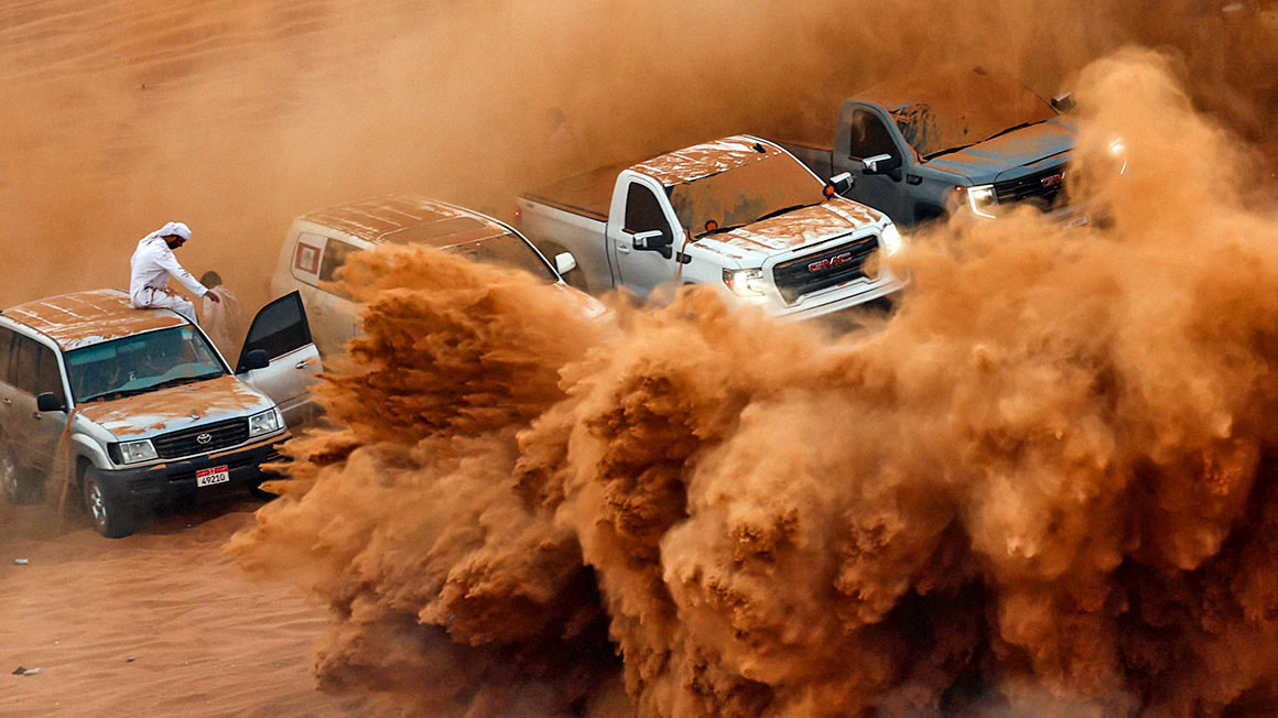 '짜릿한 모래 폭풍'…UAE 사막서 펼쳐진 드리프트 쇼